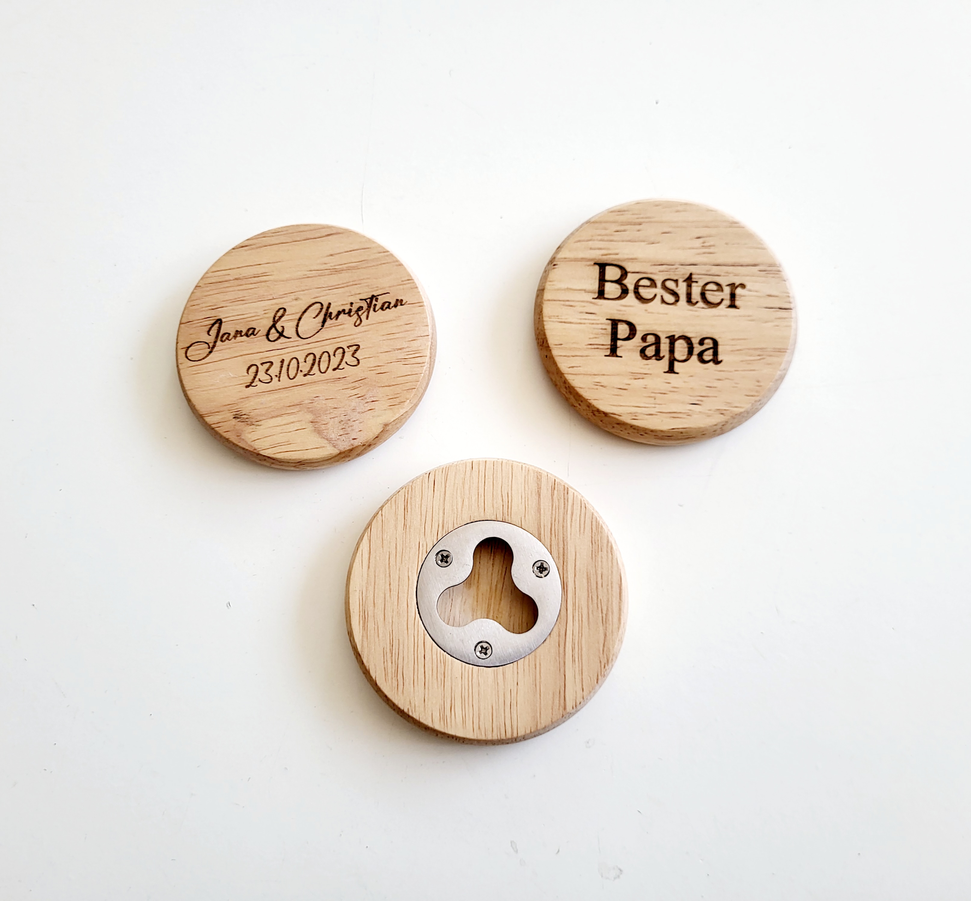 Glasuntersetzer / Bierdeckel aus Holz mit Flaschenöffner und Wunschgravur Glasuntersetzer / Bierdeckel aus Holz mit Flaschenöffner und Wunschgravur