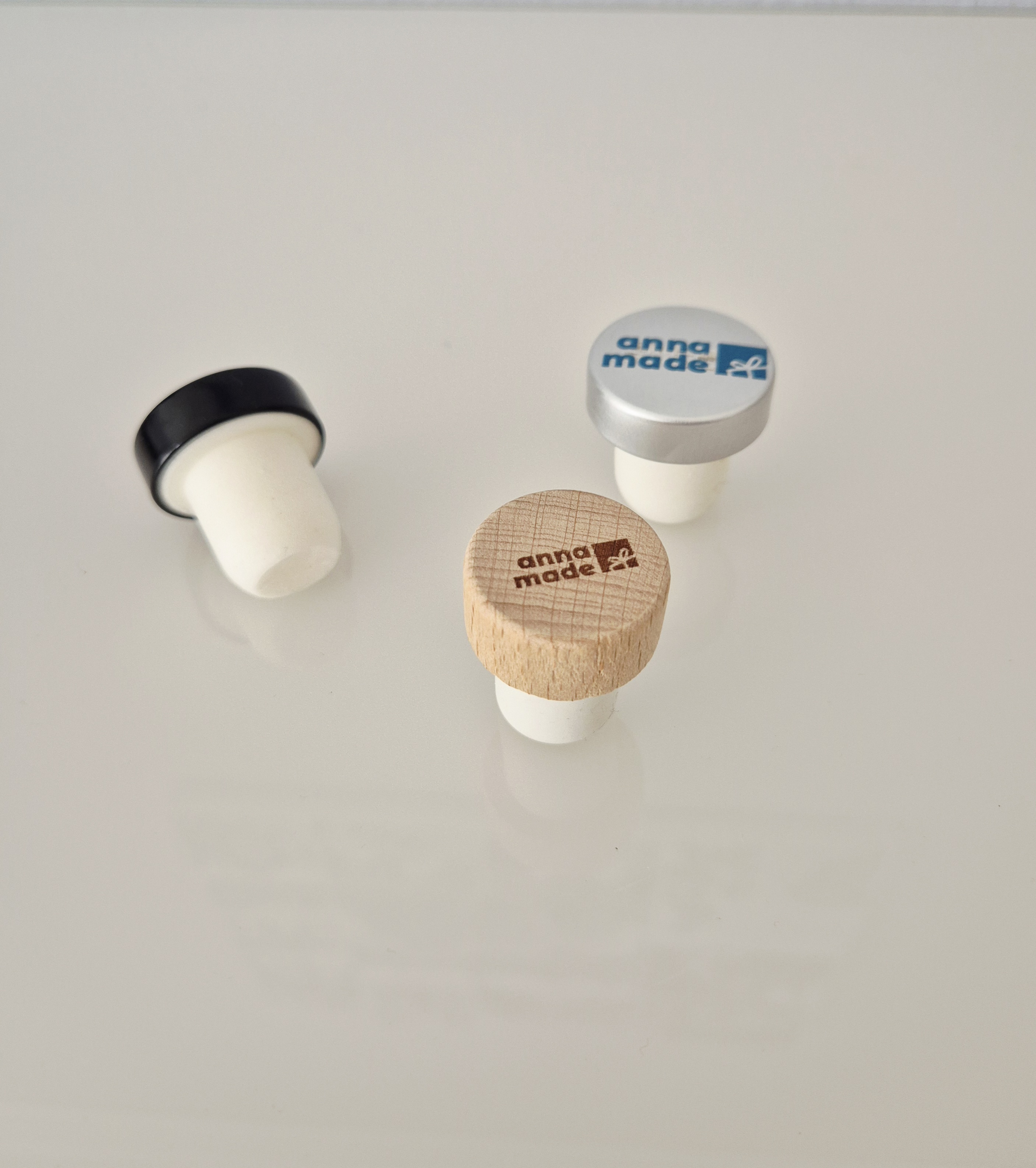 Weinflaschenverschlüsse aus Aluminium oder Holz inkl. Logo-Druck