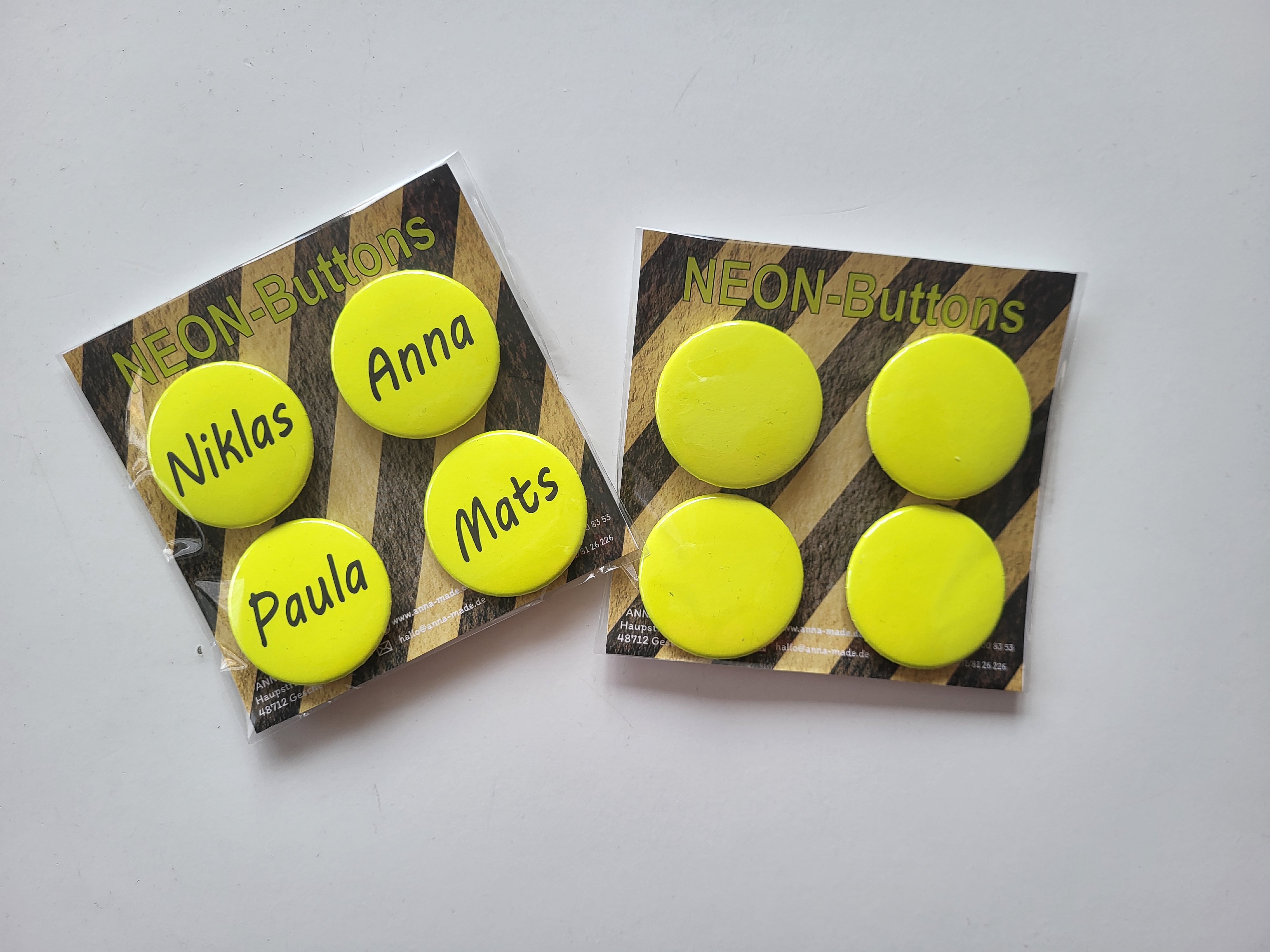 Buttons in neongelb oder reflektierend Buttons in neongelb oder reflektierend