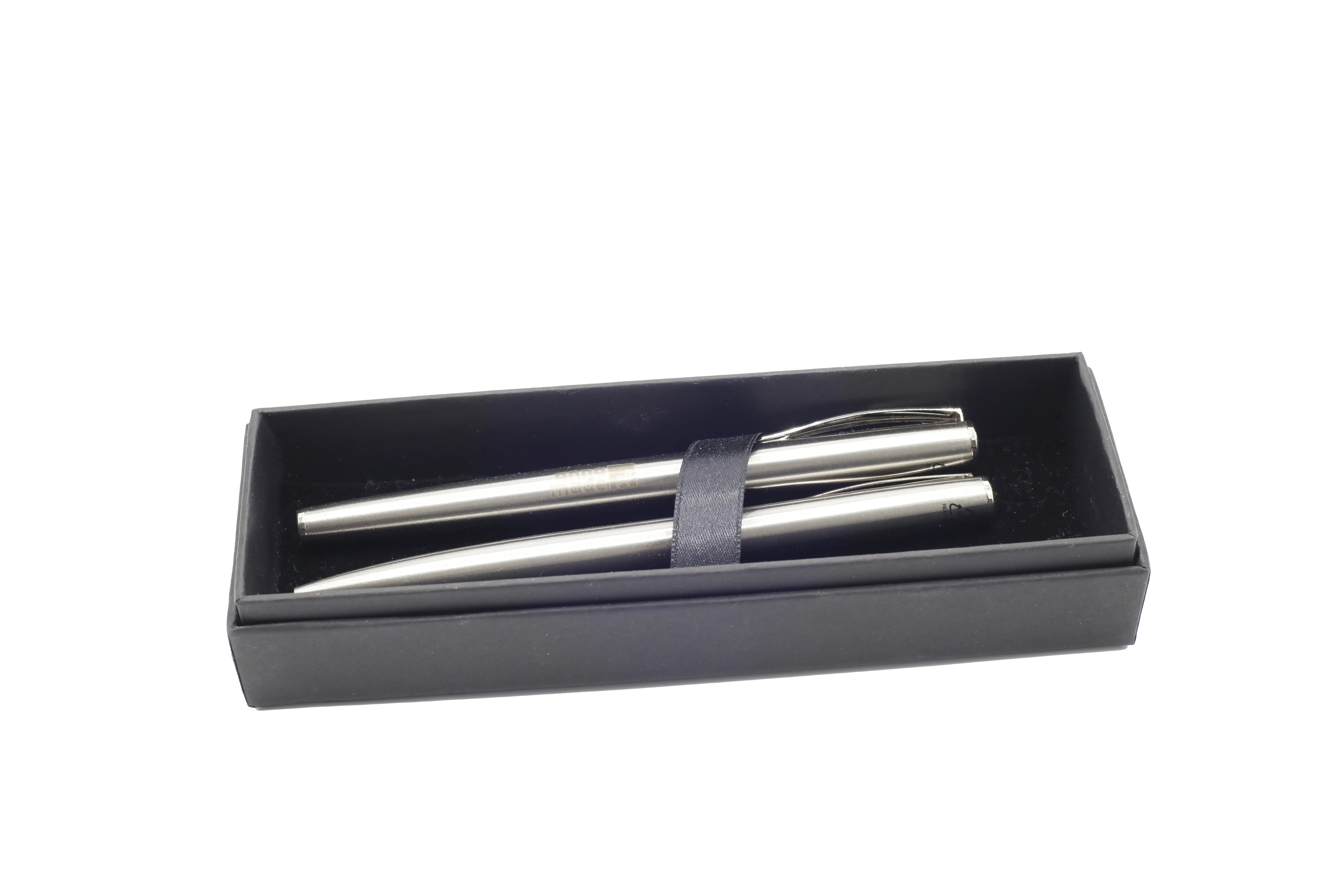 Kugelschreiber- und Tintenroller-Set ist aus recyceltem Edelstahl inkl. Wunschgravur
