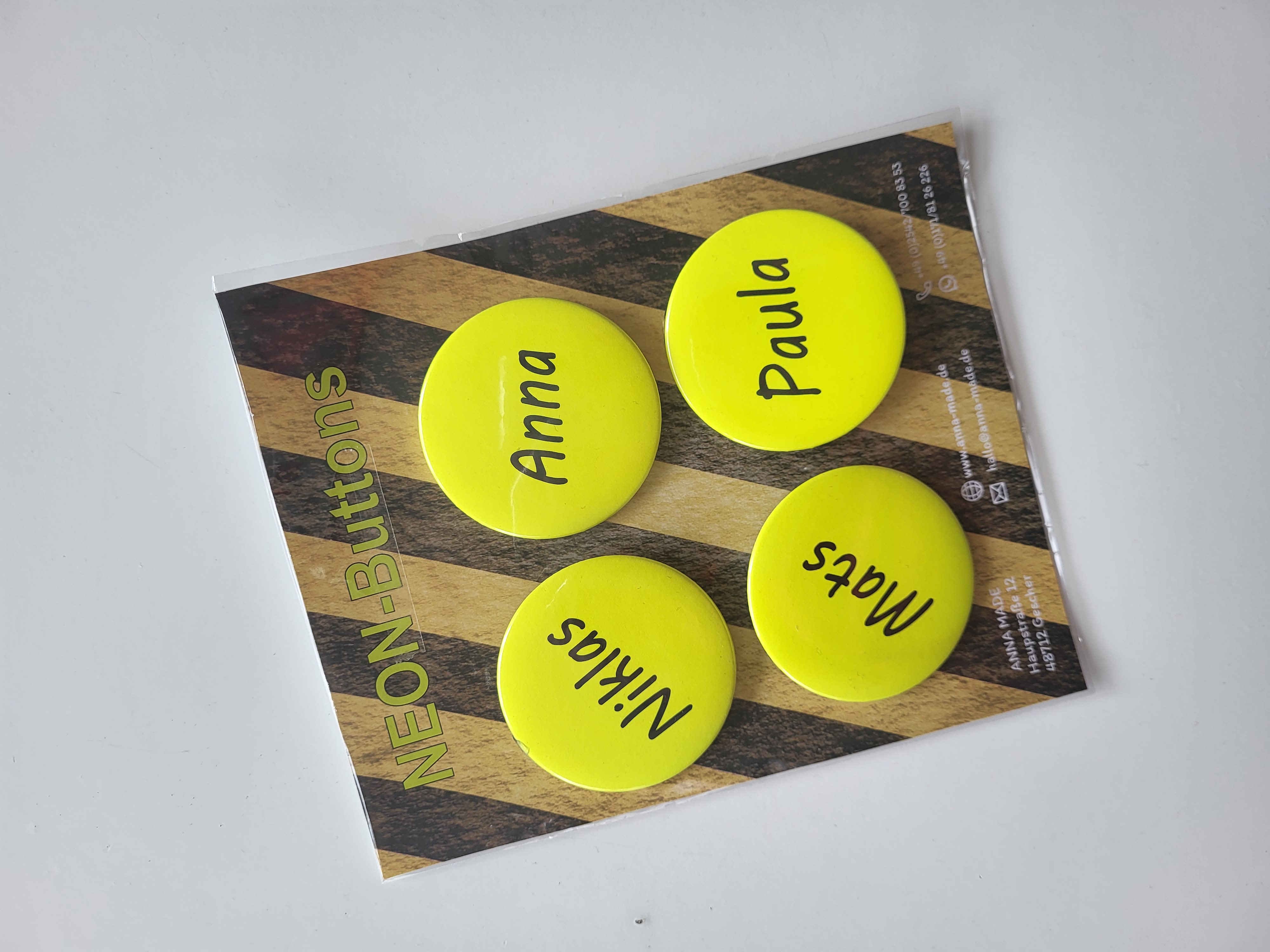 Buttons in neongelb oder reflektierend Buttons in neongelb oder reflektierend