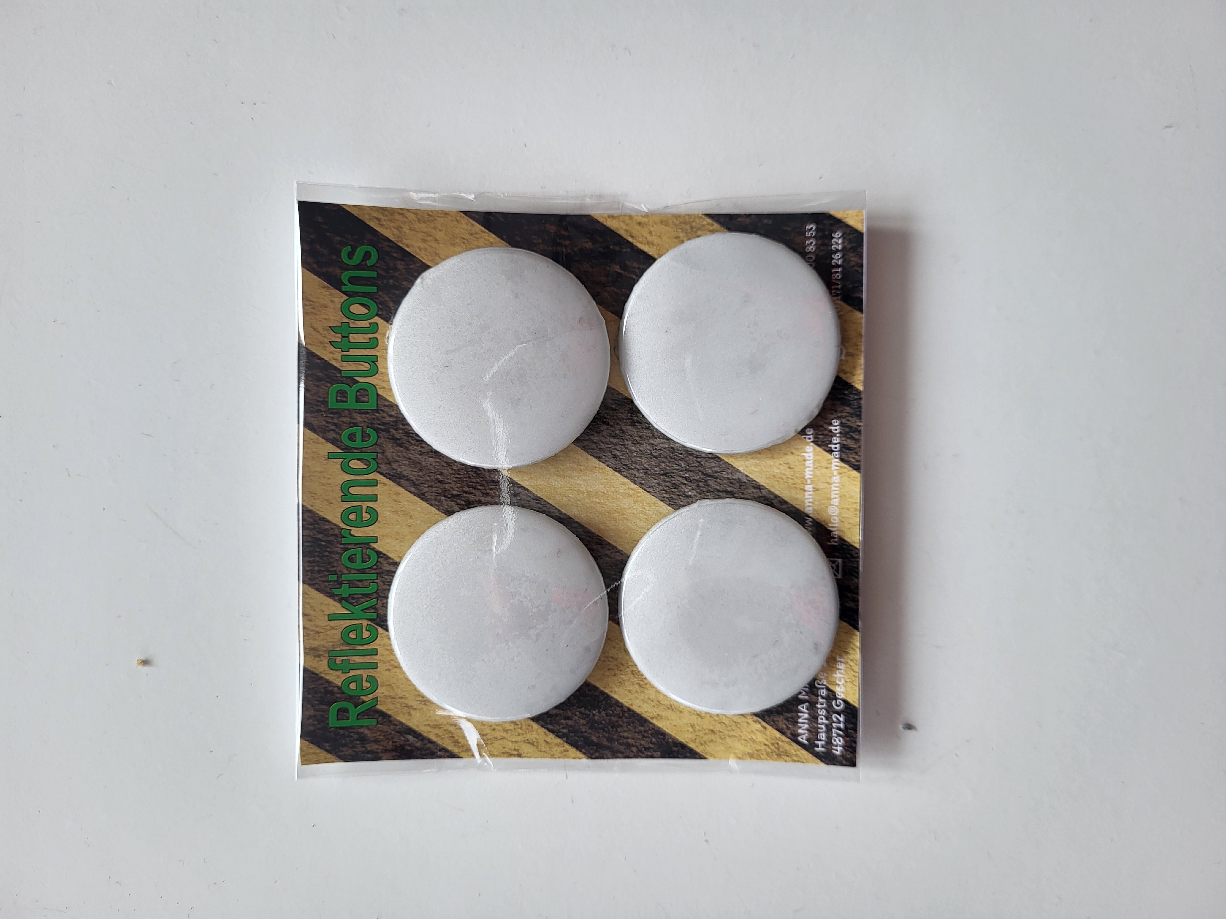 Buttons in neongelb oder reflektierend