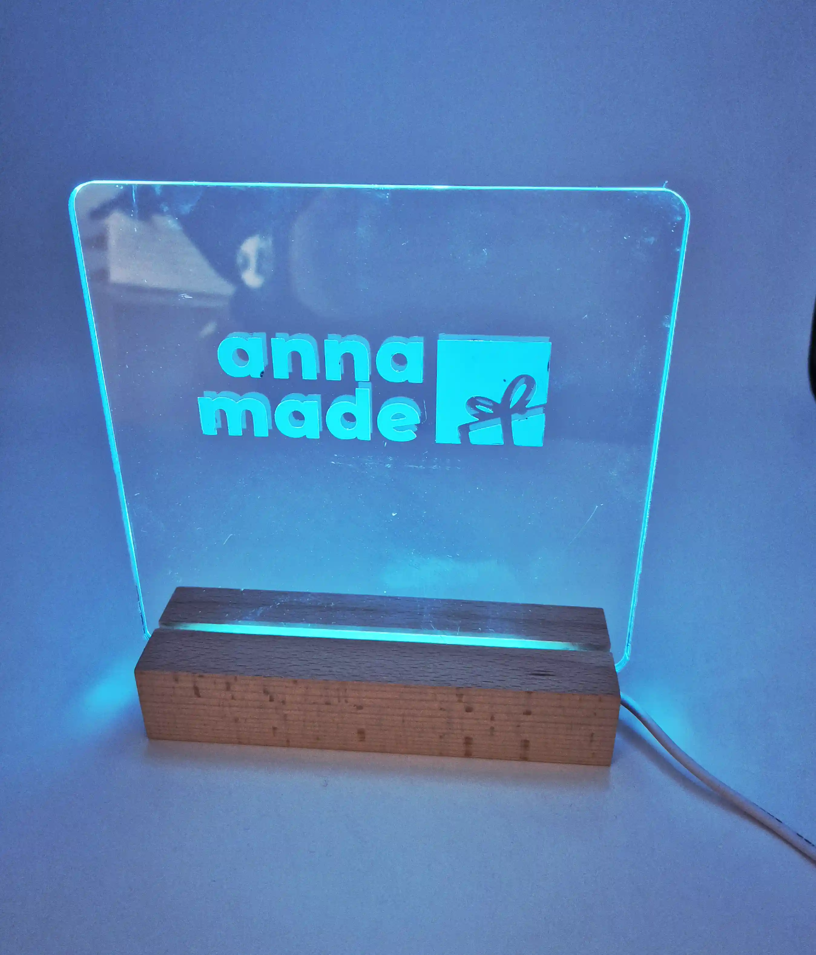 LED-Licht mit Holz-Sockel und Acryl-Scheibe mit Logo bedruckt