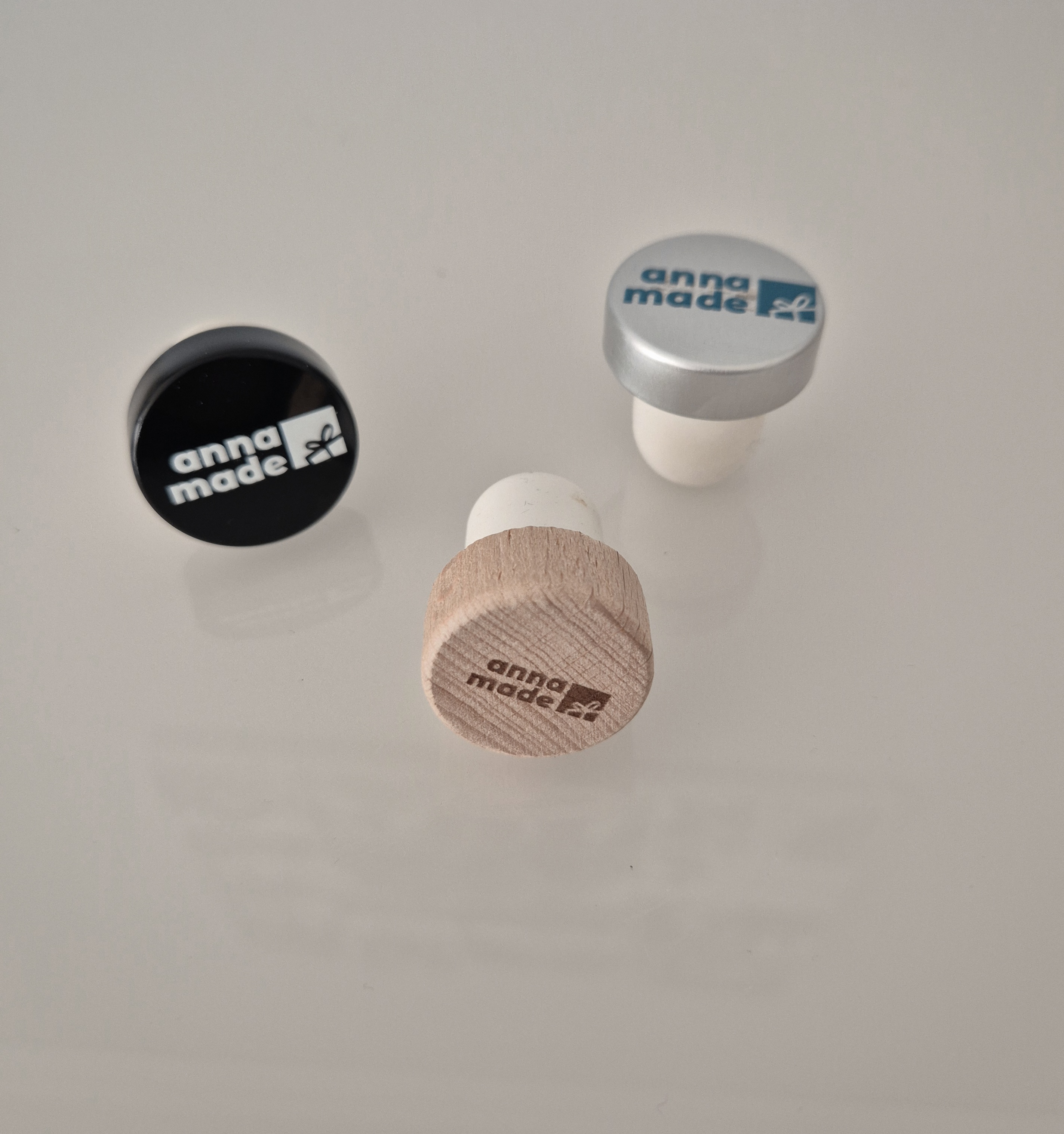 Weinflaschenverschlüsse aus Aluminium oder Holz inkl. Logo-Druck