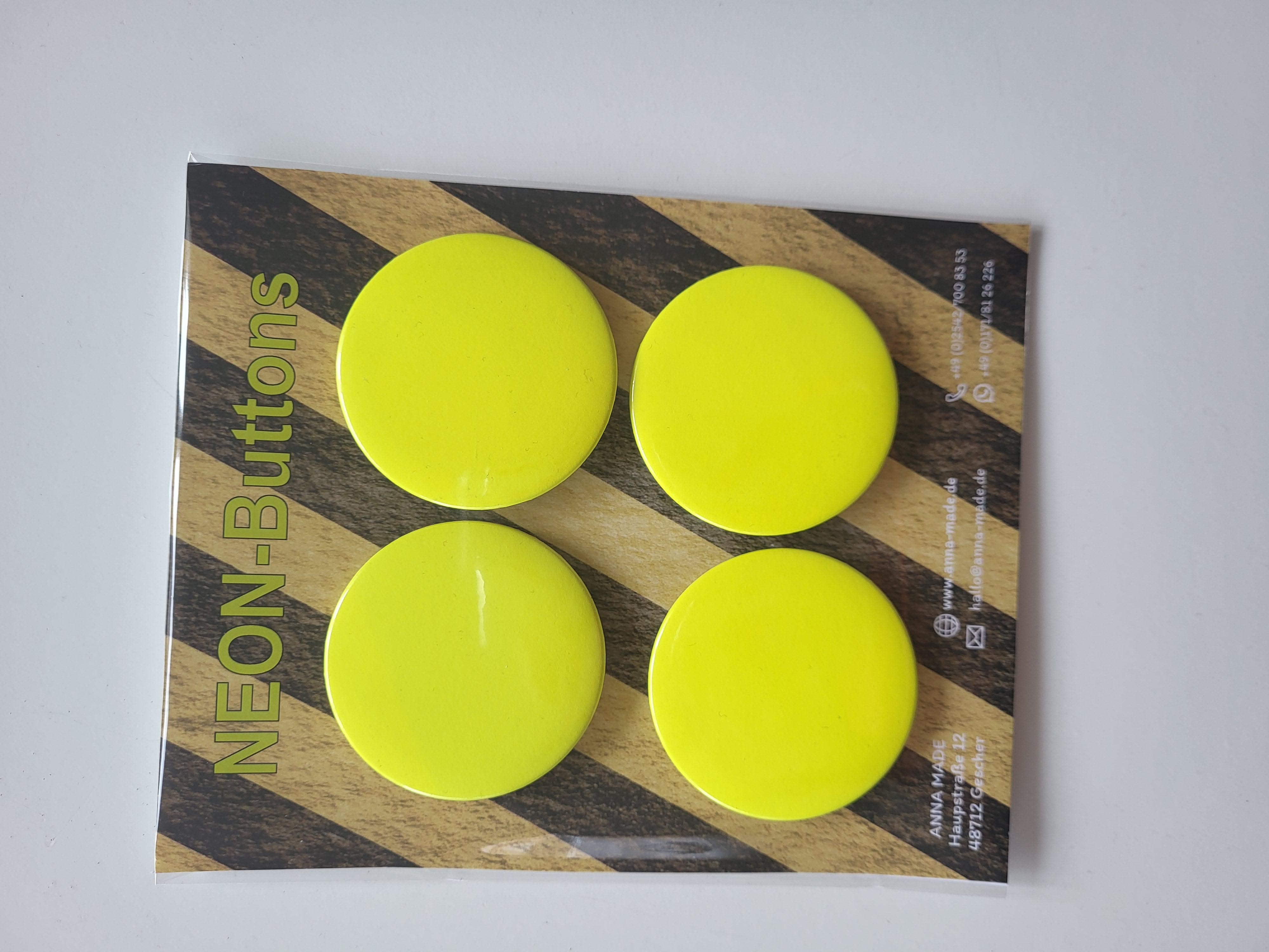 Buttons in neongelb oder reflektierend